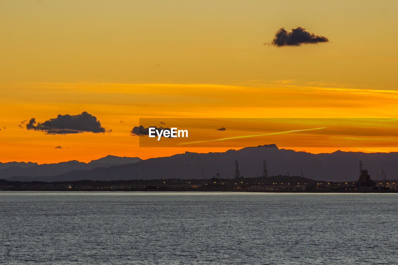 SCENIC VIEW OF SEA AGAINST SKY AT SUNSET