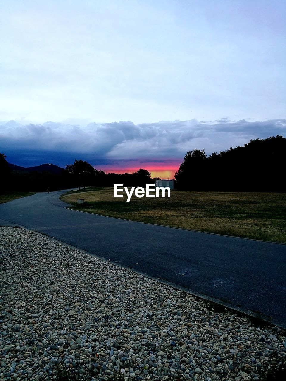 SCENIC VIEW OF FIELD BY MOUNTAIN AGAINST SKY