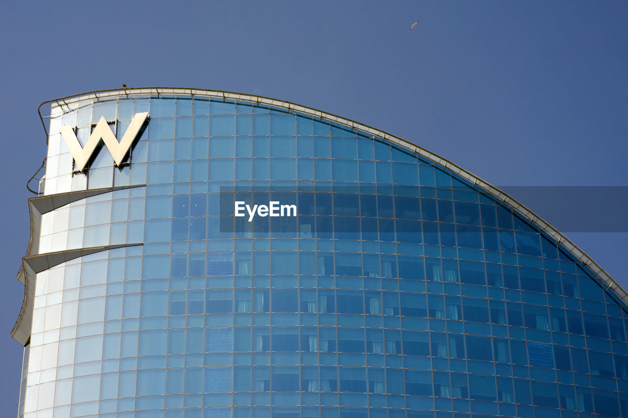 LOW ANGLE VIEW OF BUILDING AGAINST CLEAR BLUE SKY