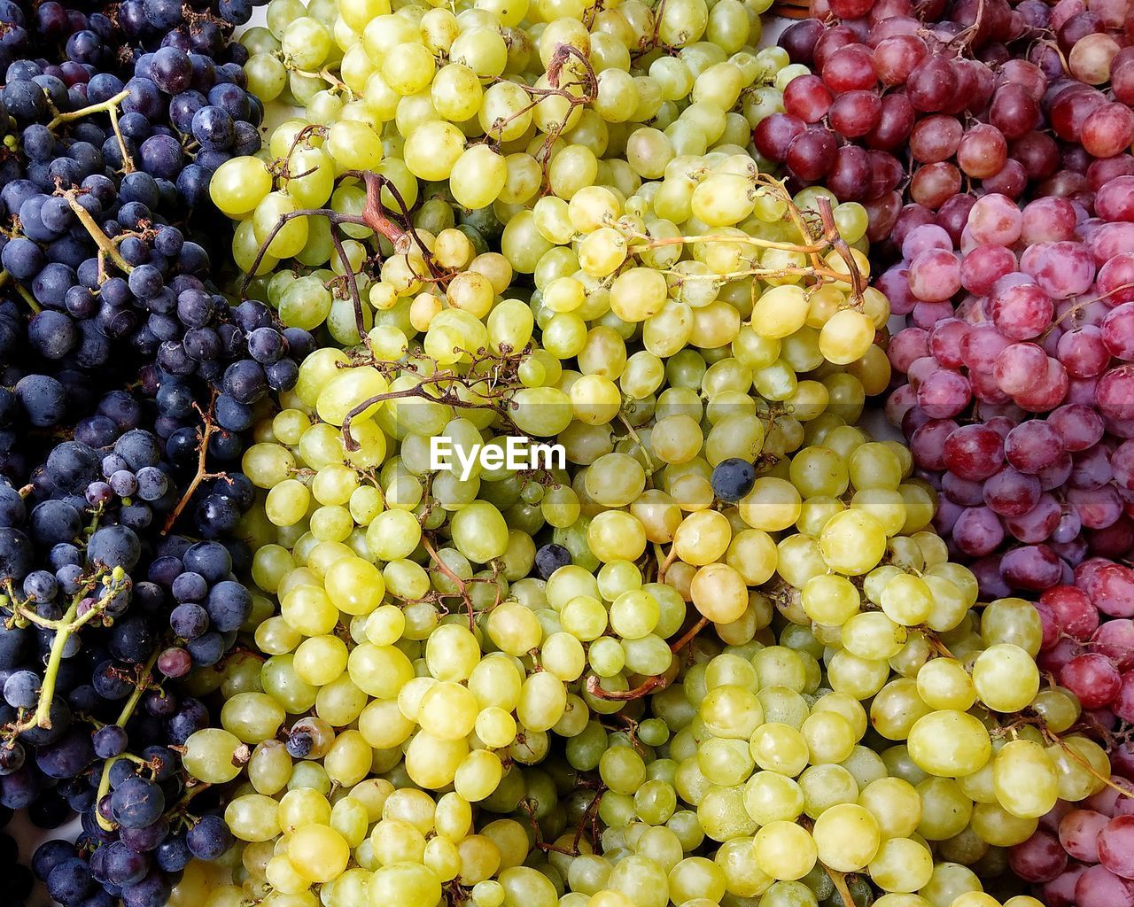 HIGH ANGLE VIEW OF GRAPES IN MARKET