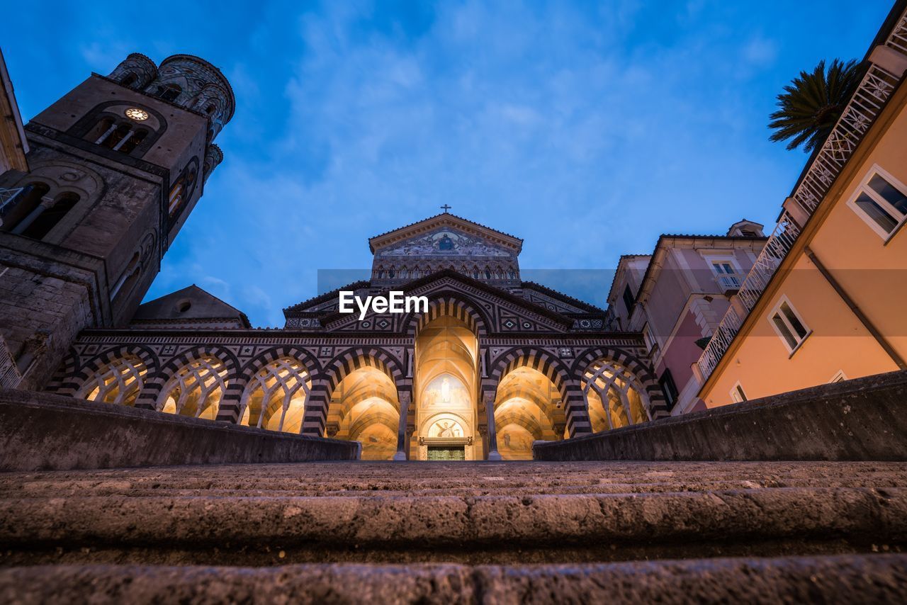 LOW ANGLE VIEW OF STATUE OF BUILDING