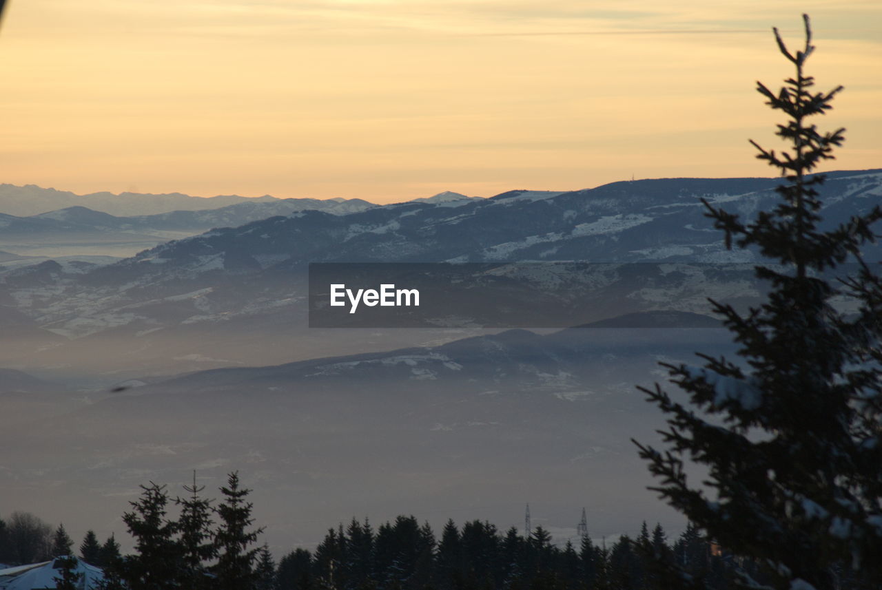 SCENIC VIEW OF SILHOUETTE MOUNTAINS AGAINST SKY DURING SUNSET