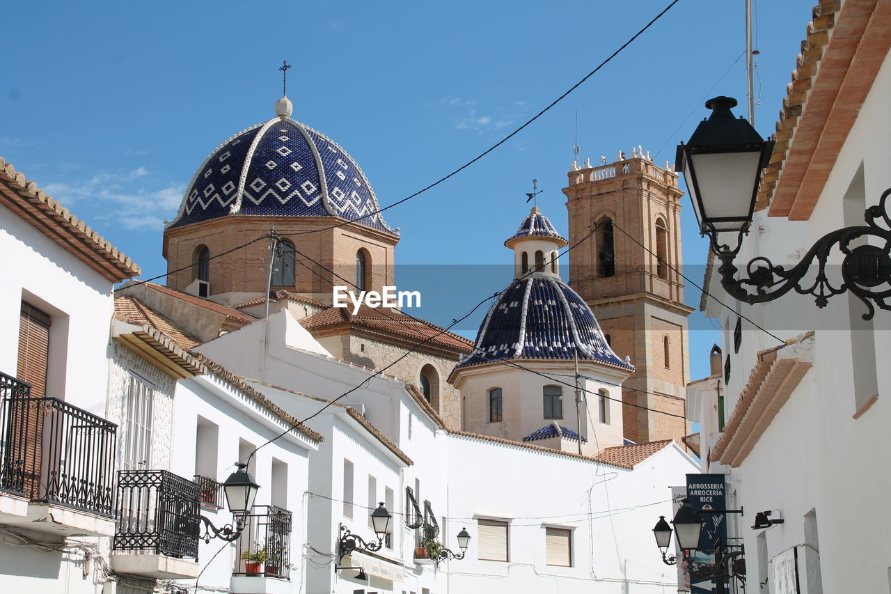 LOW ANGLE VIEW OF BUILDINGS AGAINST SKY