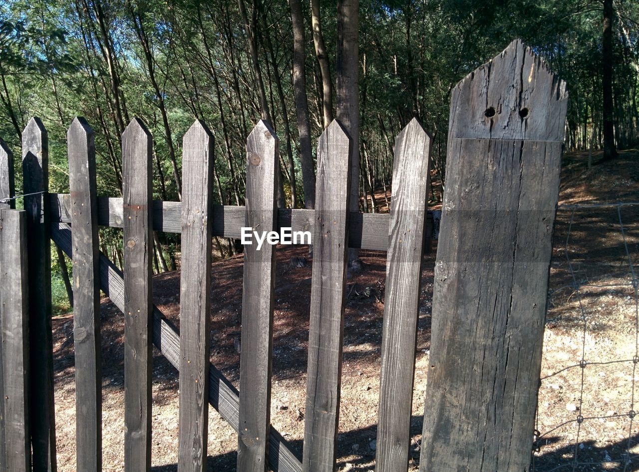 CLOSE-UP OF FENCE IN ROW