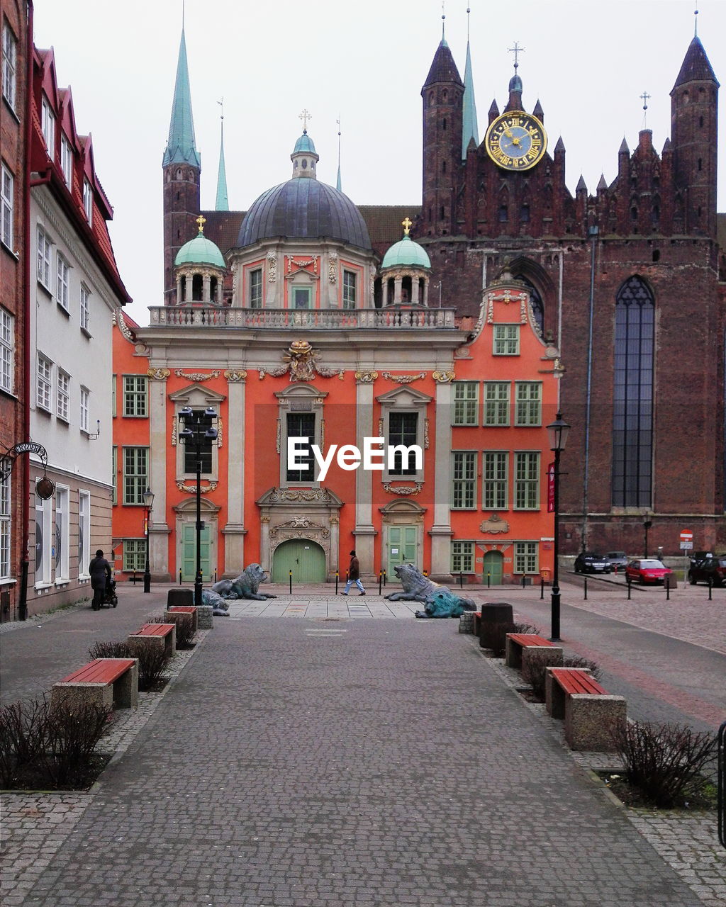 LOW ANGLE VIEW OF HISTORICAL BUILDING