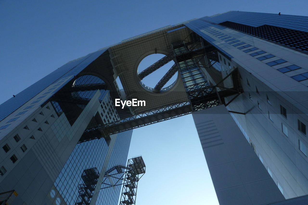 LOW ANGLE VIEW OF MODERN BUILDINGS AGAINST CLEAR SKY