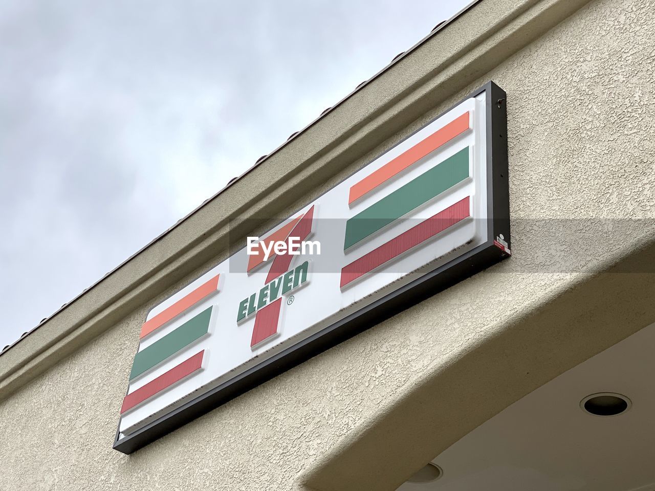 LOW ANGLE VIEW OF INFORMATION SIGN AGAINST WALL