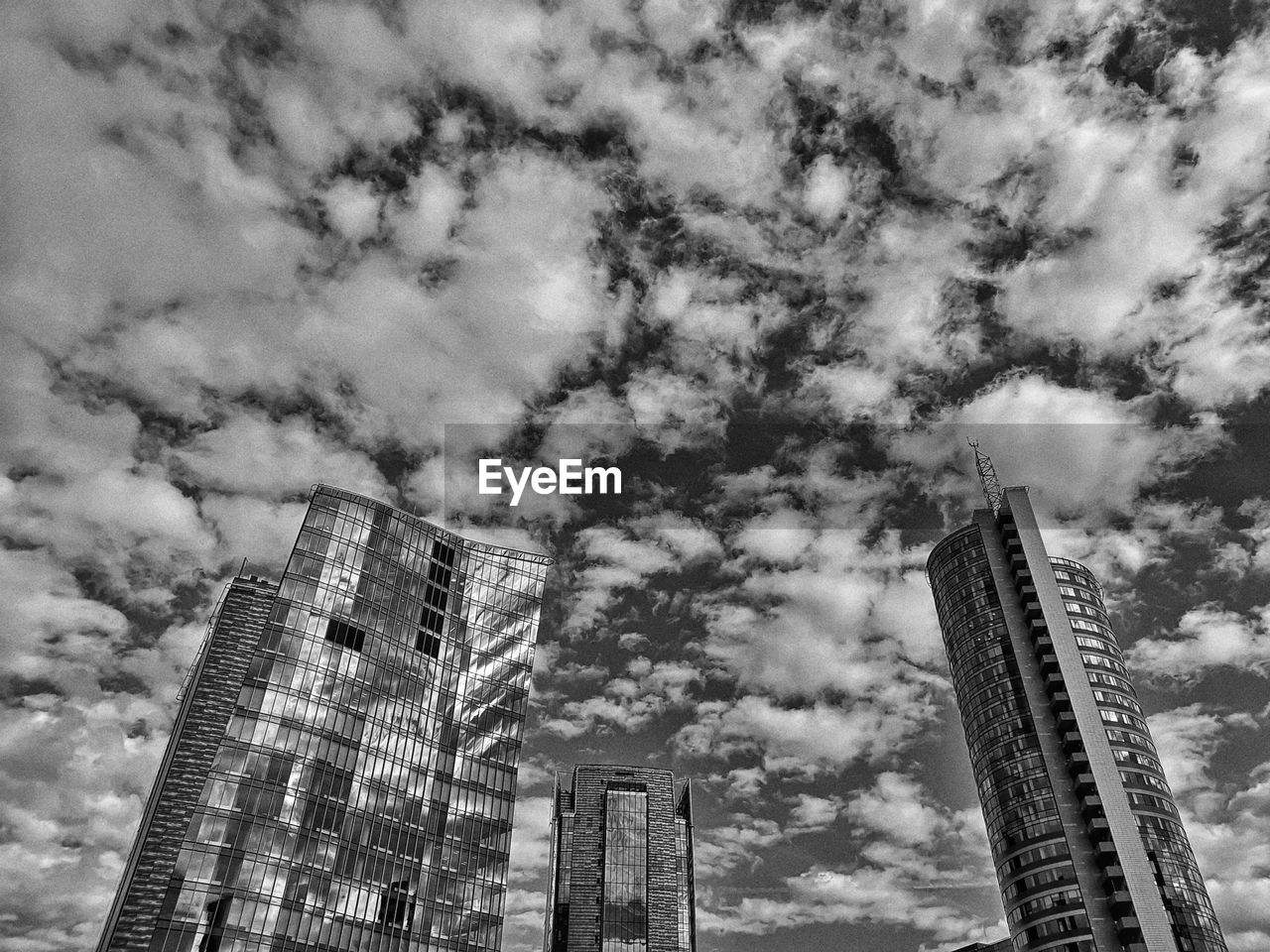 LOW ANGLE VIEW OF BUILDING AGAINST CLOUDY SKY