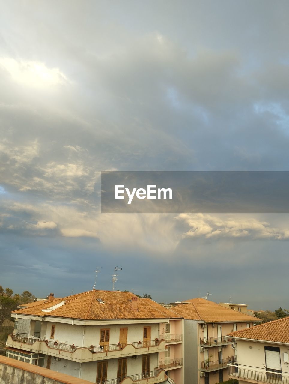 architecture, built structure, building exterior, sky, cloud, building, house, residential district, nature, roof, city, no people, sunlight, outdoors, day