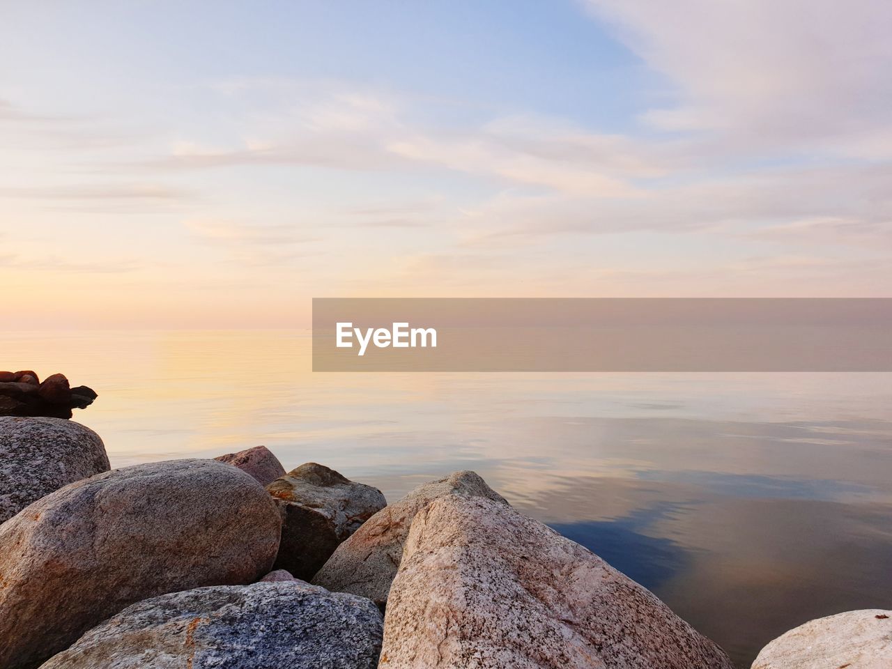 SCENIC VIEW OF ROCKS AT SEA AGAINST SKY