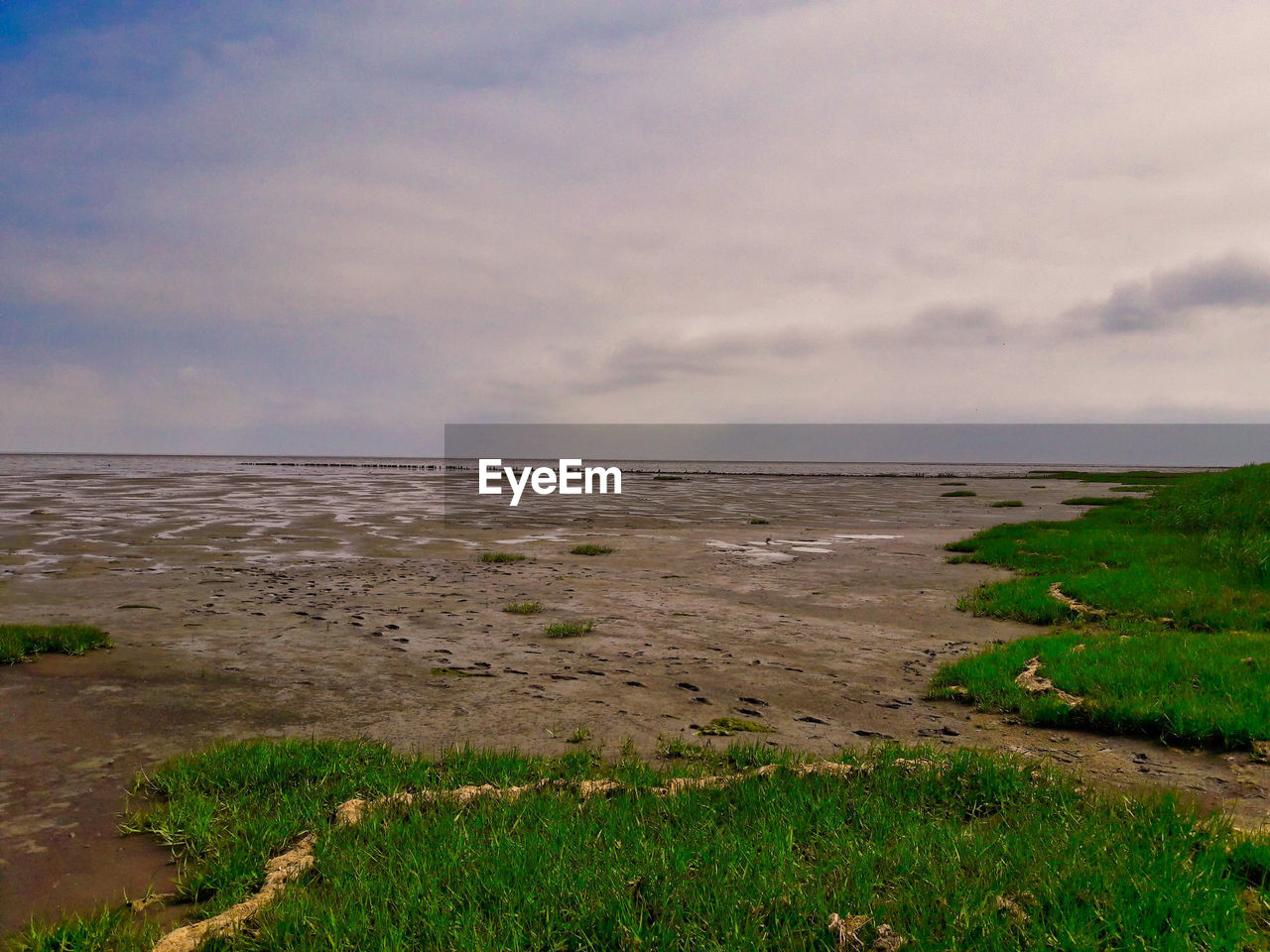 SCENIC VIEW OF SEA SHORE AGAINST SKY