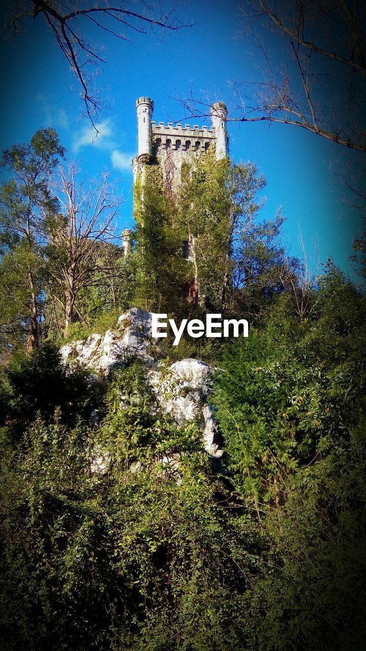 LOW ANGLE VIEW OF BUILT STRUCTURE AGAINST CLEAR SKY