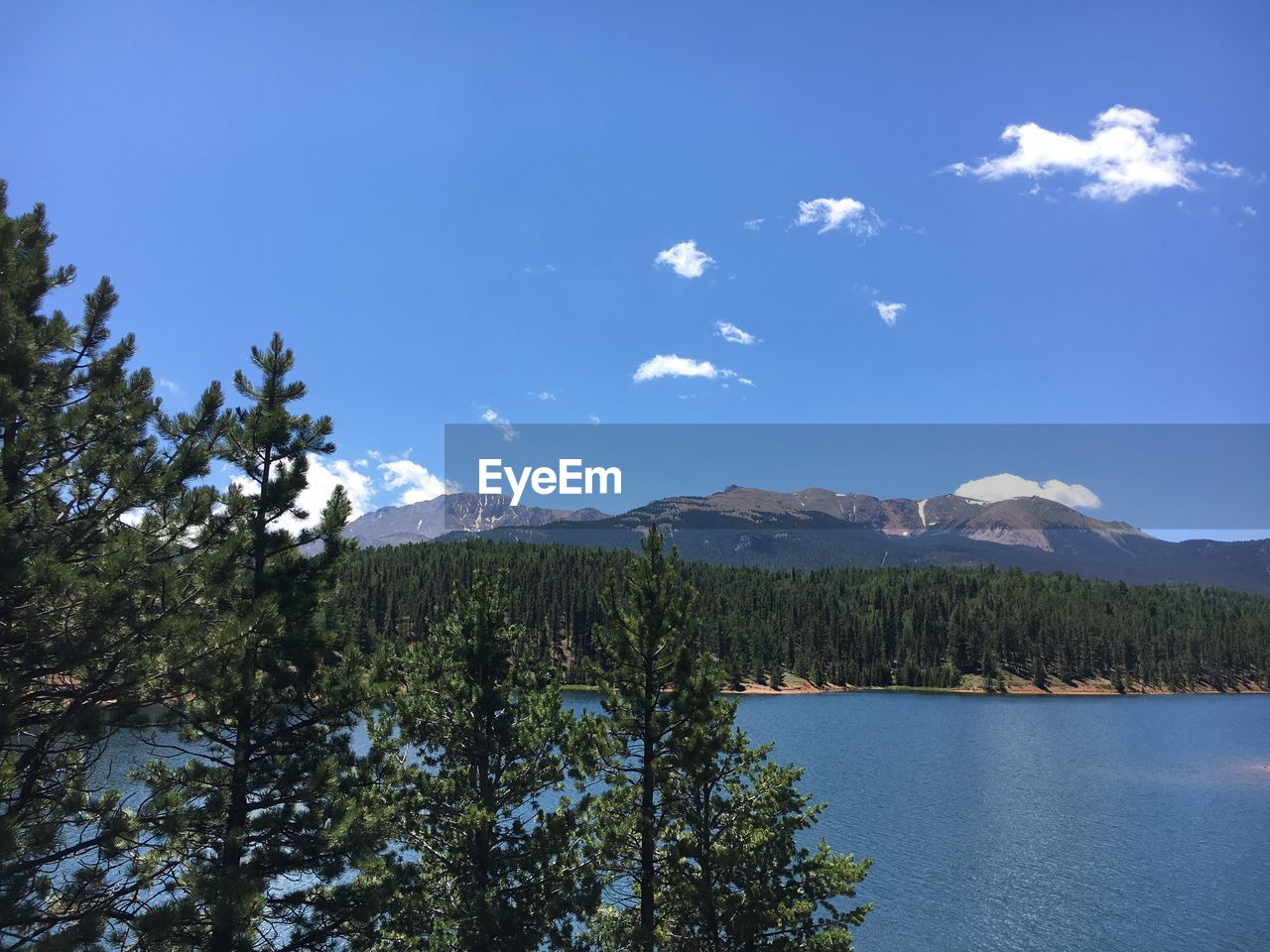 SCENIC VIEW OF LAKE AND MOUNTAIN AGAINST SKY