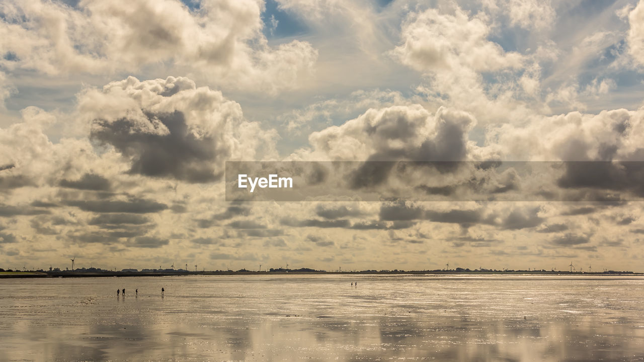 IDYLLIC SHOT OF LAKE AGAINST SKY