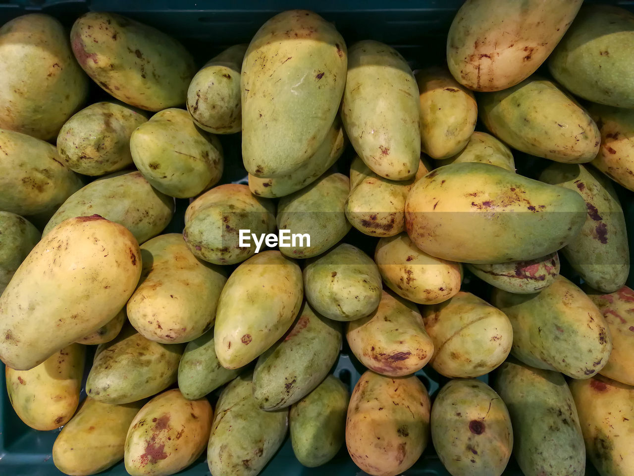 FULL FRAME SHOT OF FRUITS FOR SALE AT MARKET