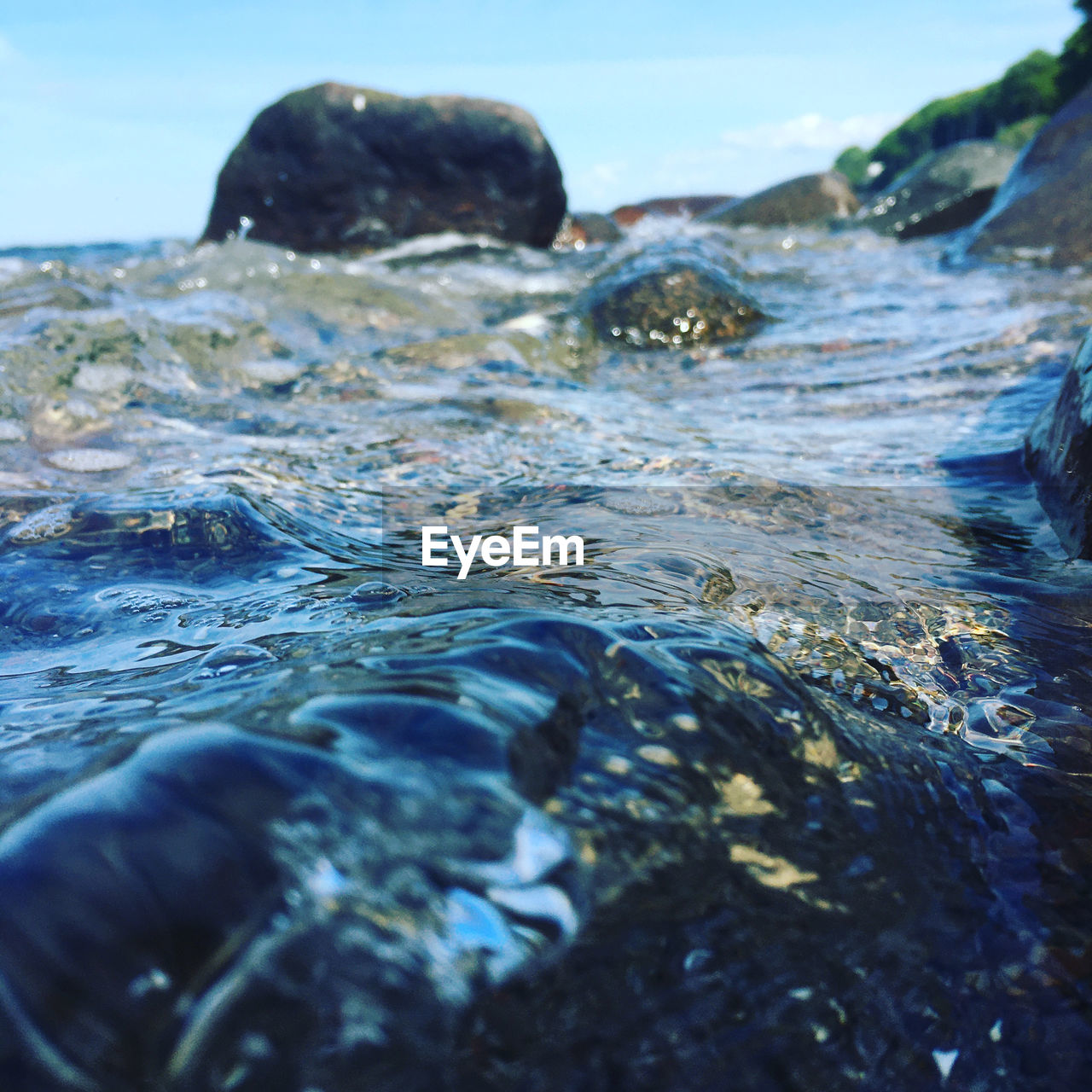 SURFACE LEVEL OF ROCKS IN WATER