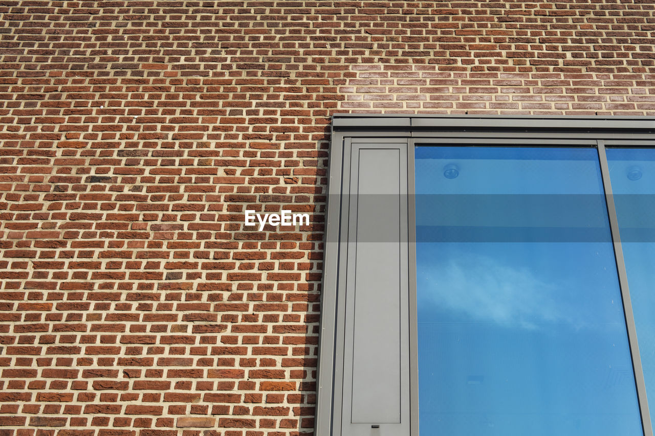 LOW ANGLE VIEW OF WINDOW ON BUILDING