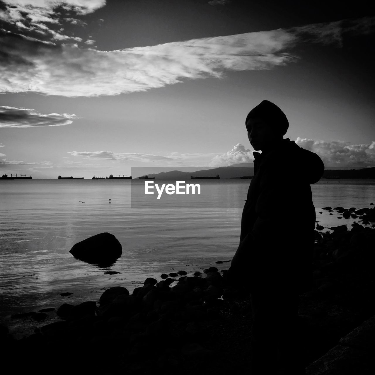 SILHOUETTE MAN LOOKING AT VIEW OF SEA