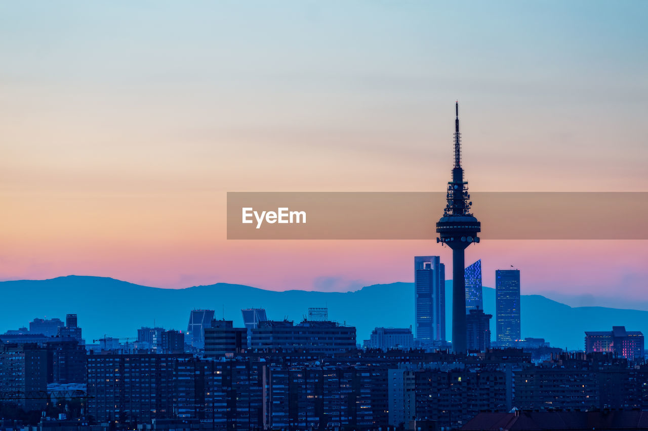 View of the skyline of madrid, with the mountains in the background.