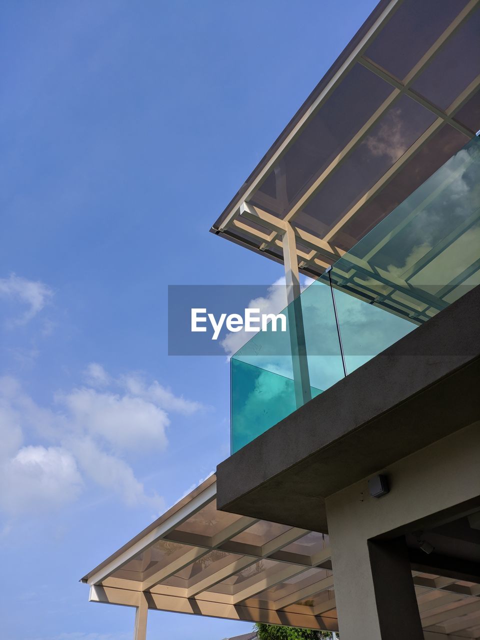 LOW ANGLE VIEW OF ROOF OF BUILDING AGAINST SKY