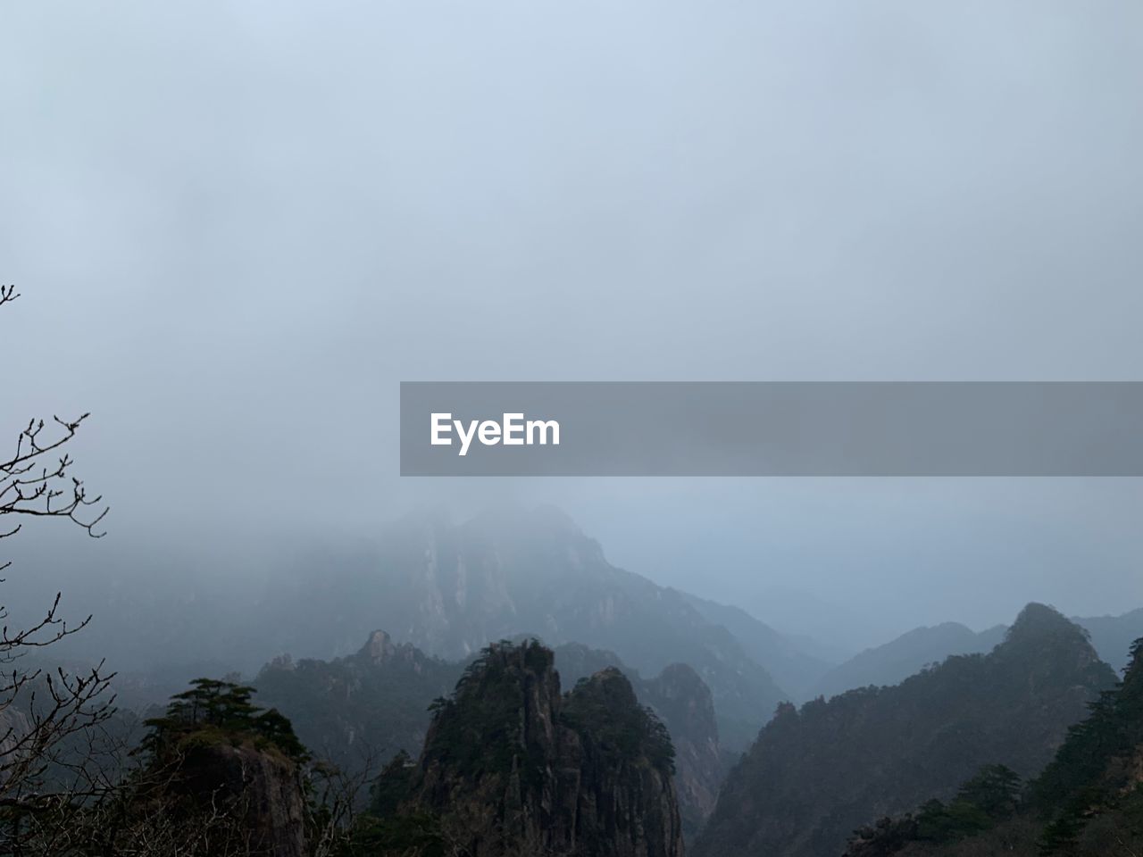 PANORAMIC SHOT OF MOUNTAINS AGAINST SKY