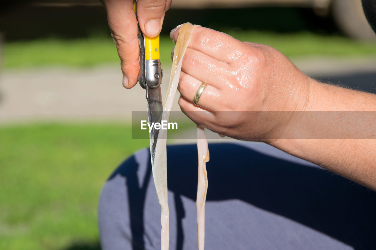 MIDSECTION OF PERSON HOLDING CIGARETTE