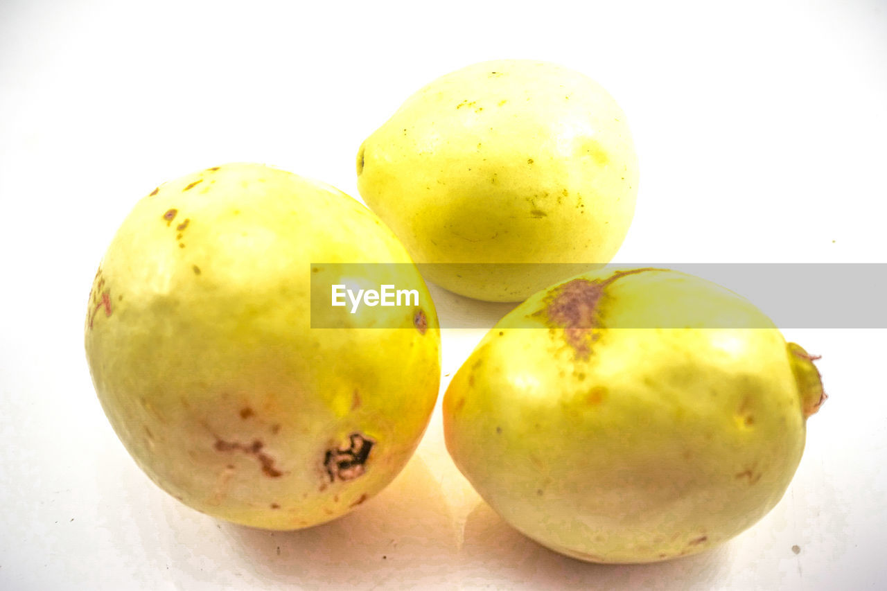 CLOSE-UP OF FRUITS ON PLATE