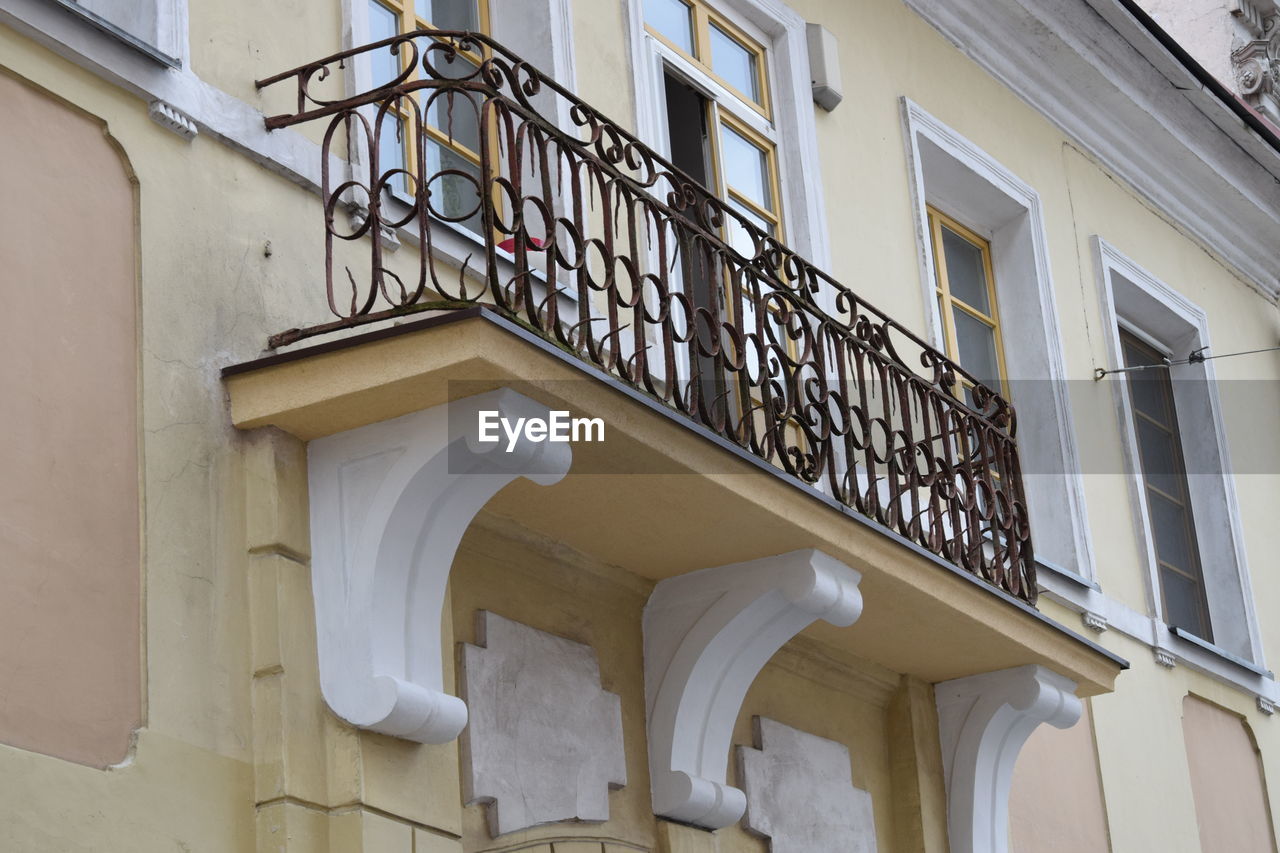architecture, built structure, building exterior, baluster, balcony, building, house, window, residential district, facade, city, no people, railing, handrail, arch, history, low angle view, outdoors, the past, home, day, staircase