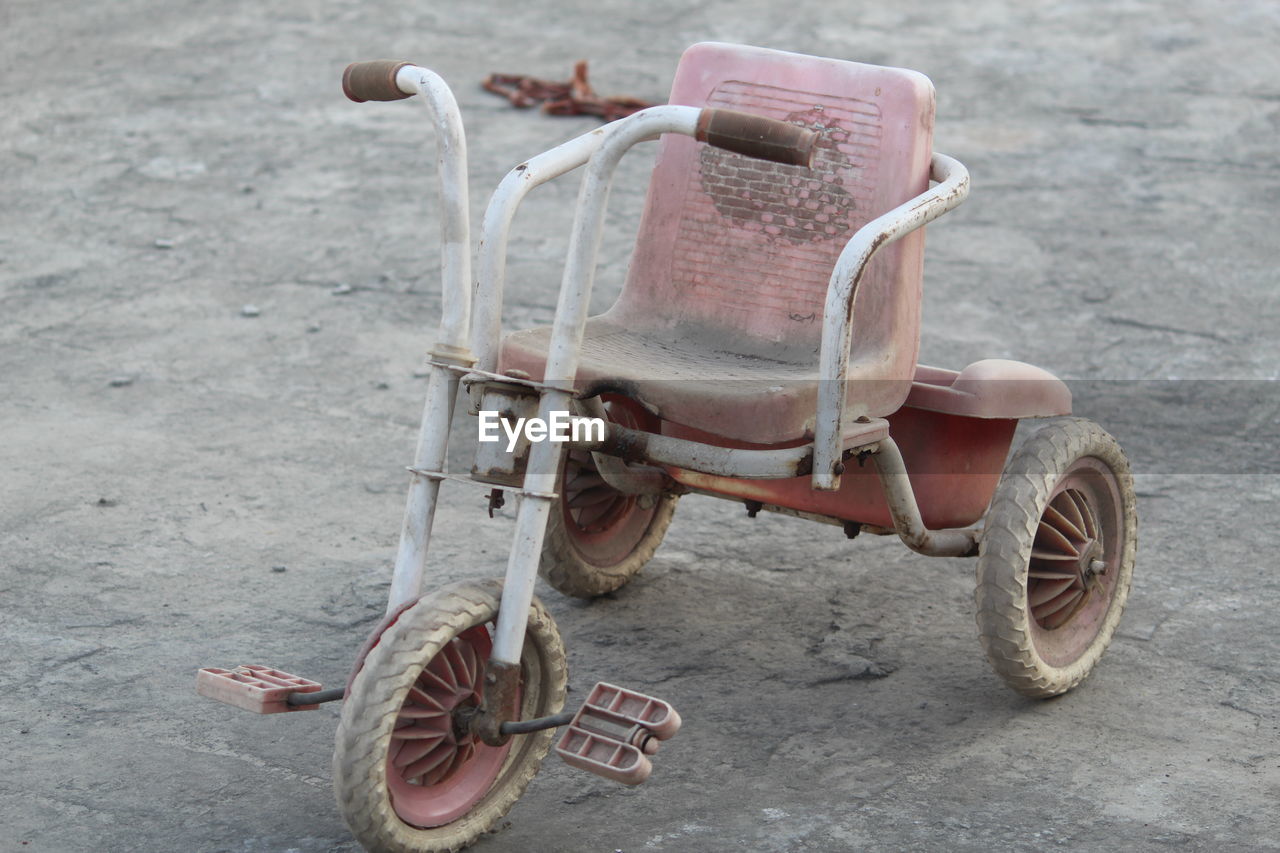 CLOSE-UP VIEW OF ABANDONED MOTORCYCLE