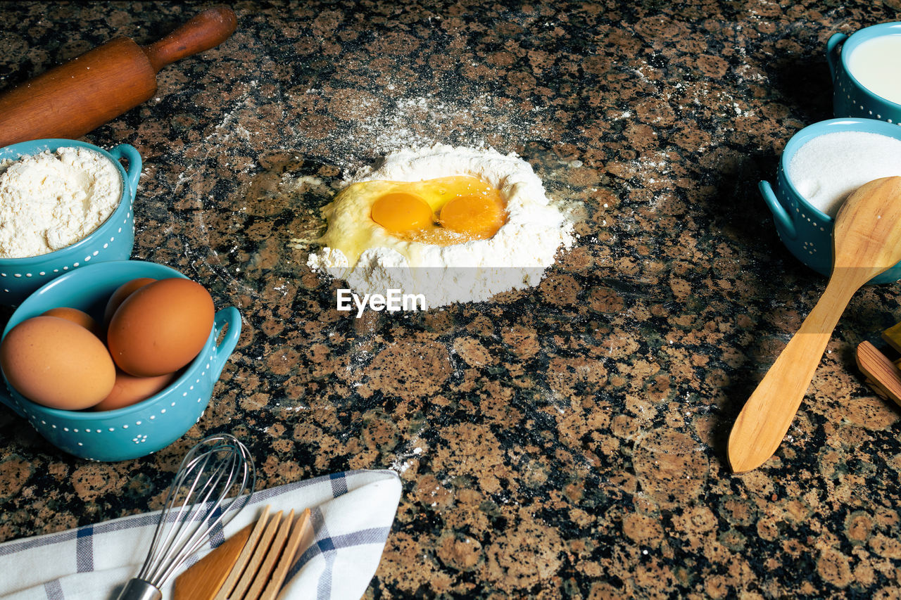 HIGH ANGLE VIEW OF BREAKFAST IN CONTAINER