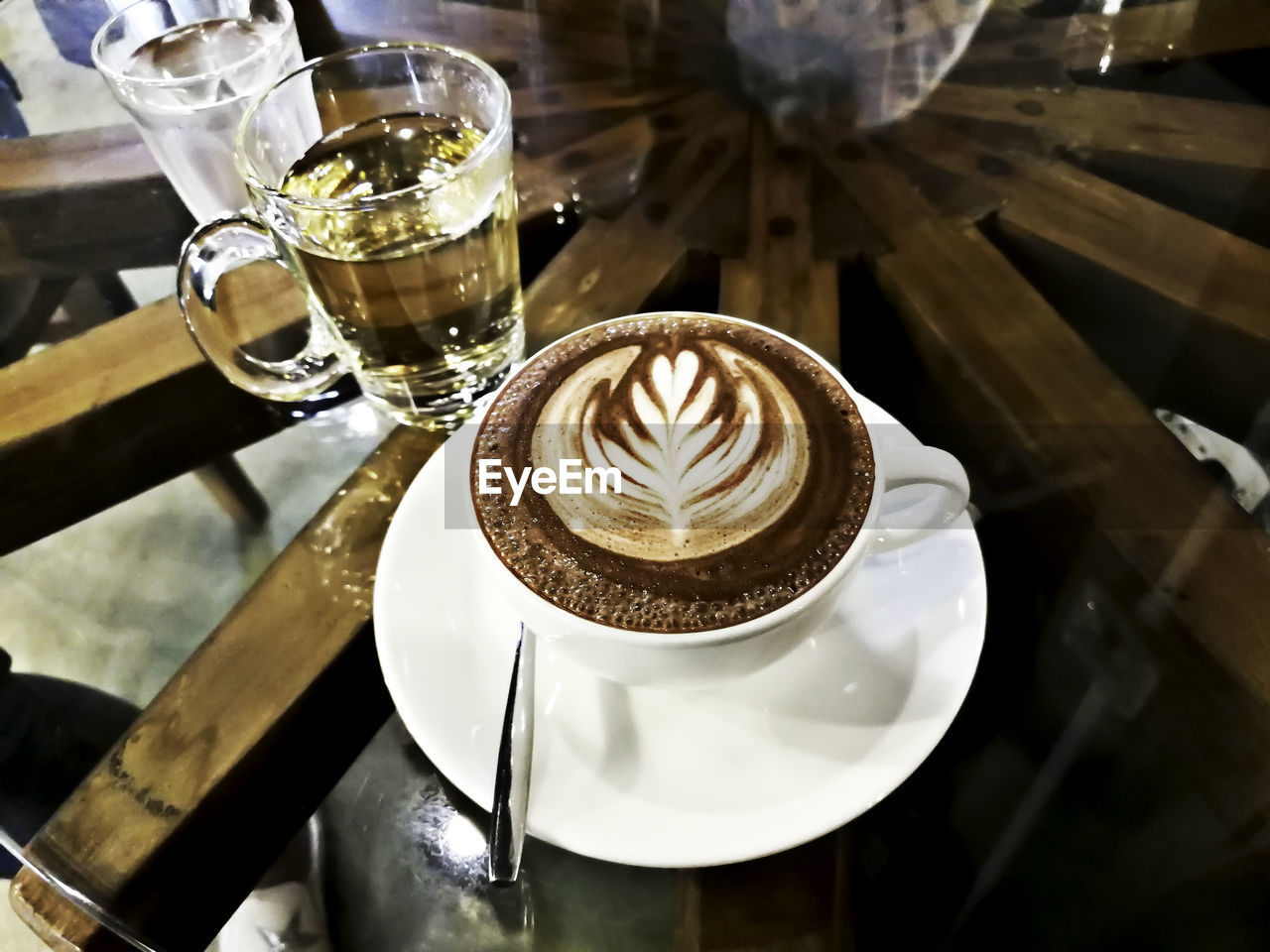 HIGH ANGLE VIEW OF COFFEE CUP AND TABLE