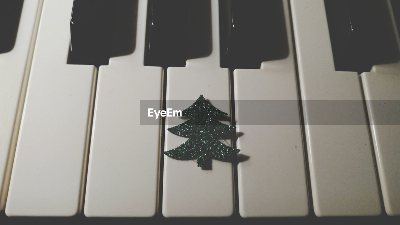 CLOSE-UP OF CHRISTMAS DECORATION HANGING ON TABLE