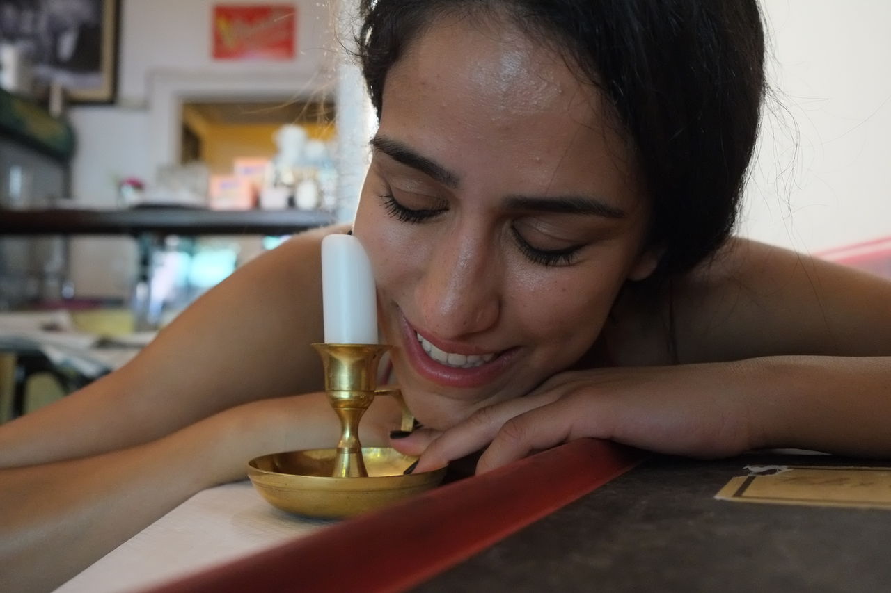 Beautiful woman leaning on table