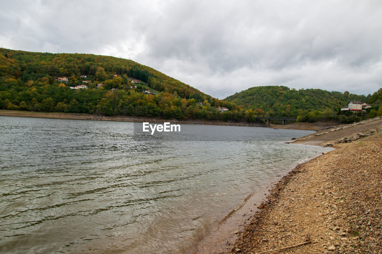 SCENIC VIEW OF BEACH AND MOUNTAINS AGAINST SKY