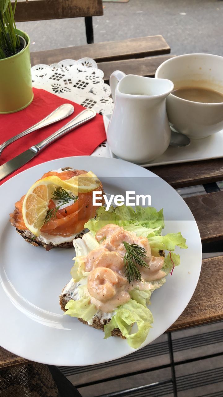 HIGH ANGLE VIEW OF BREAKFAST SERVED IN PLATE ON TABLE