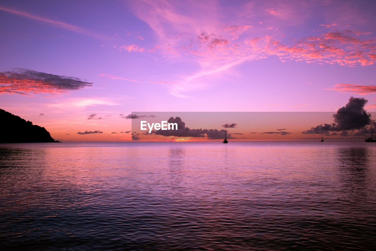 SCENIC VIEW OF SEA AGAINST SUNSET SKY