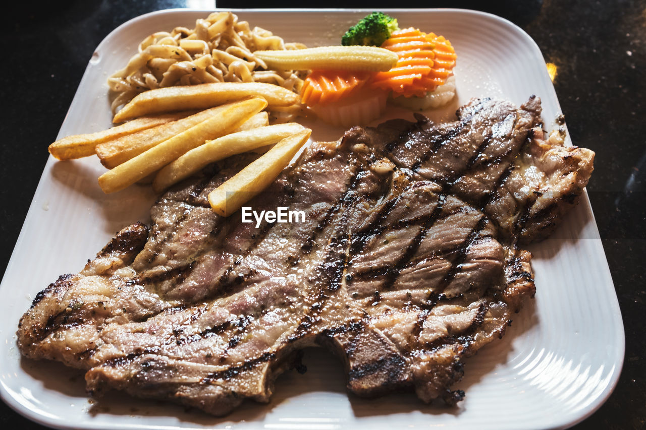 HIGH ANGLE VIEW OF MEAT AND VEGETABLES ON PLATE