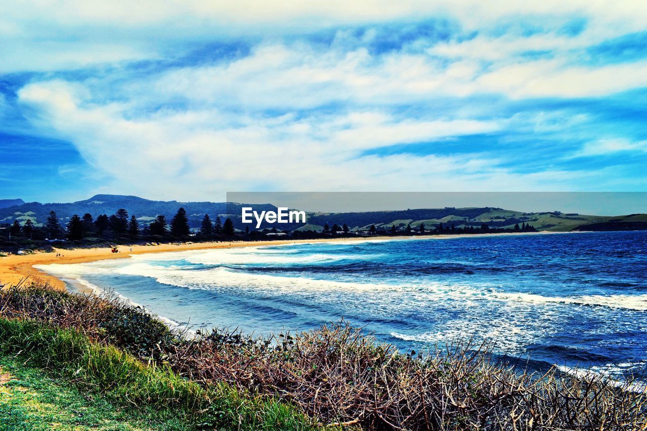 SCENIC VIEW OF SEA BY MOUNTAINS AGAINST SKY