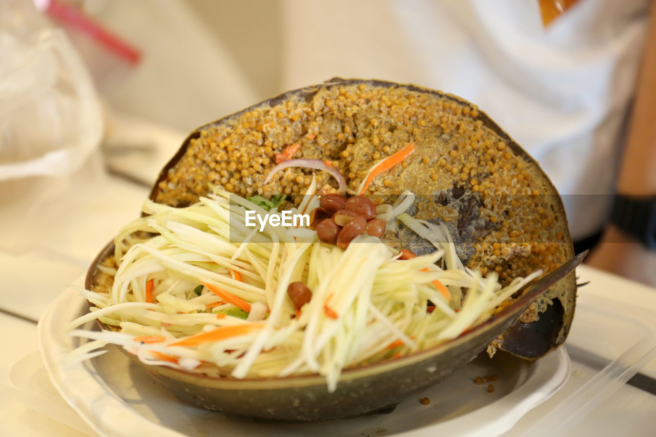 CLOSE-UP OF FRESH NOODLES IN BOWL