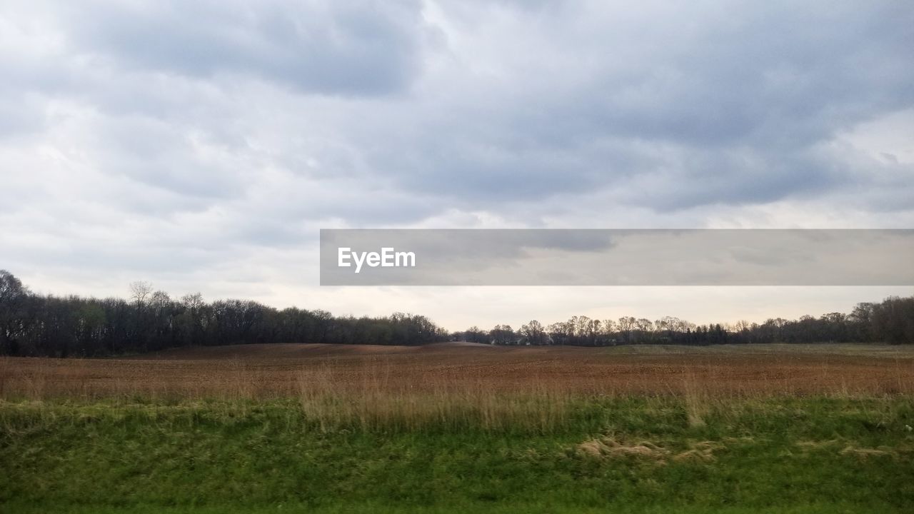 SCENIC VIEW OF AGRICULTURAL LANDSCAPE AGAINST SKY