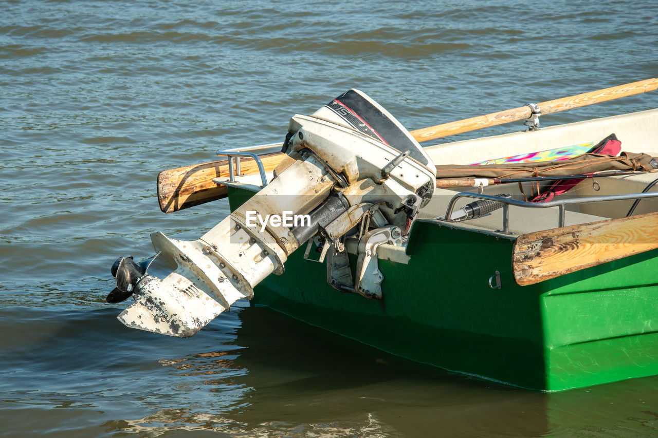 HIGH ANGLE VIEW OF ABANDONED SHIP MOORED AT SEA