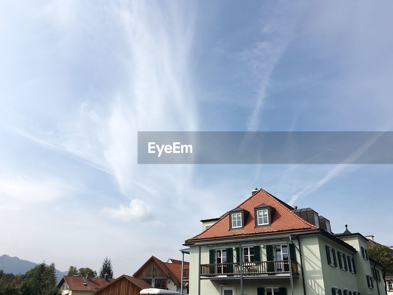 LOW ANGLE VIEW OF BUILT STRUCTURE AGAINST BLUE SKY