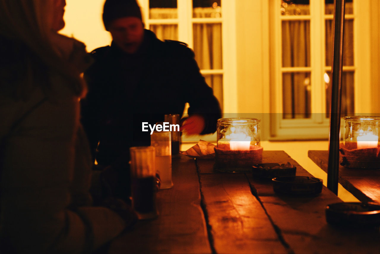 WOMAN SITTING IN RESTAURANT