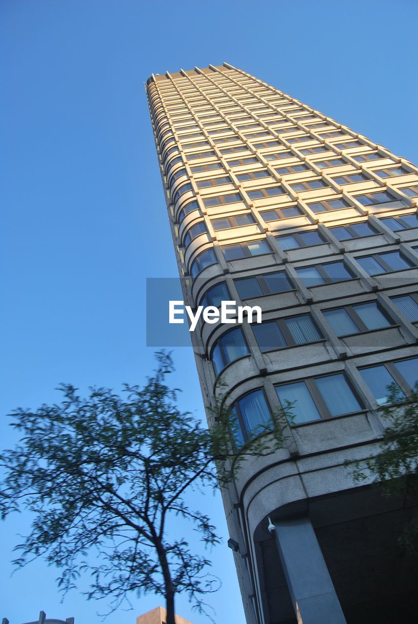 LOW ANGLE VIEW OF MODERN BUILDING AGAINST CLEAR SKY