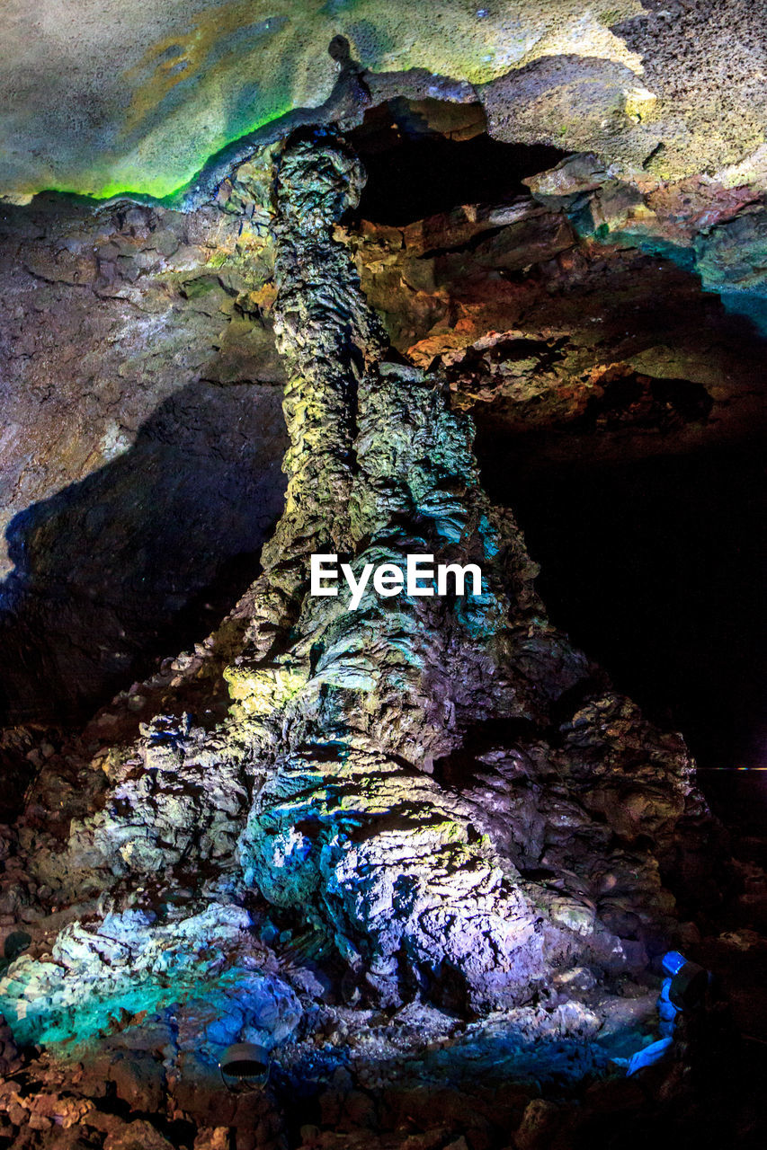 CLOSE-UP OF ROCK FORMATIONS AT CAVE