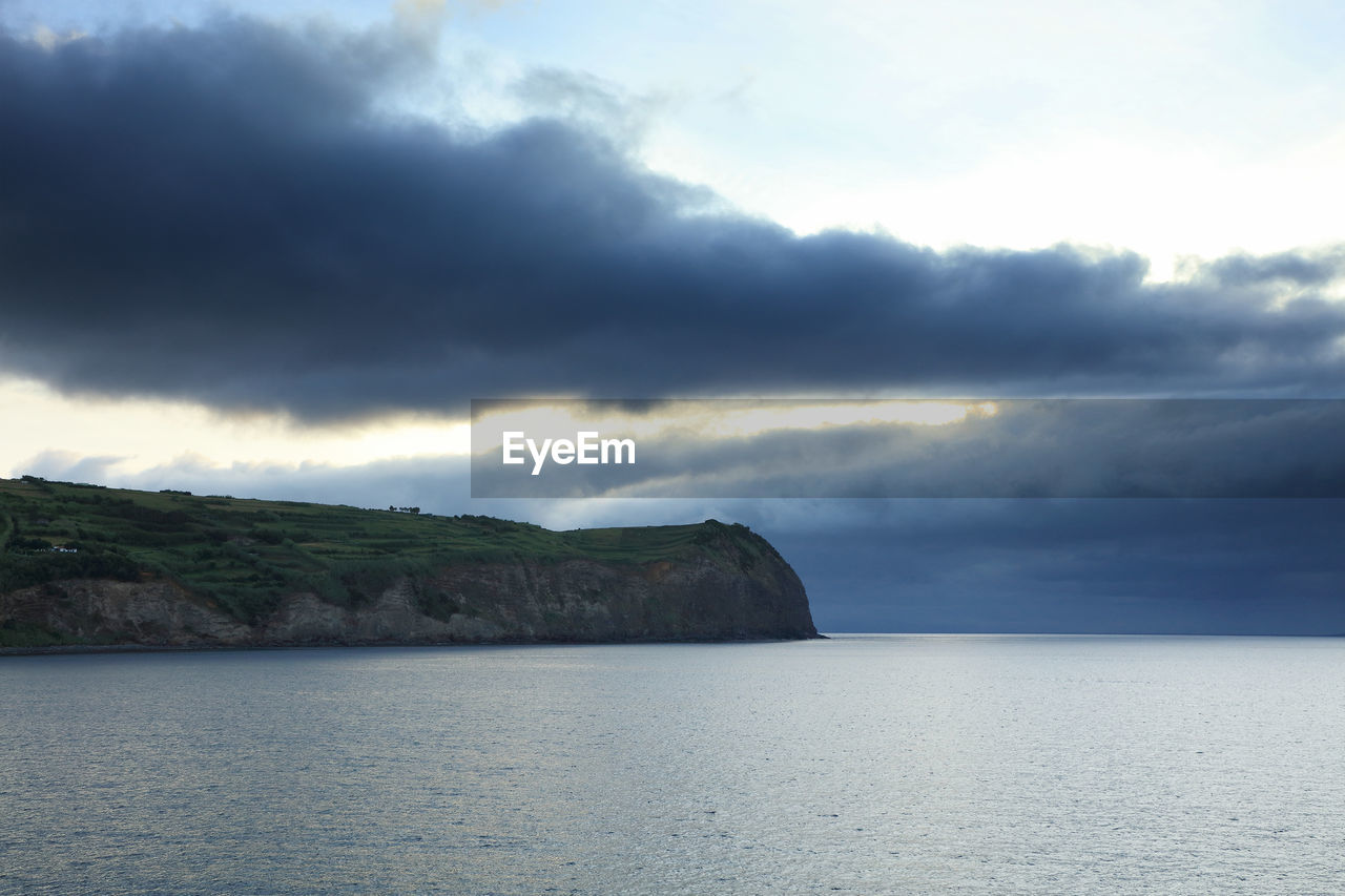 SCENIC VIEW OF SEA AND MOUNTAIN AGAINST SKY