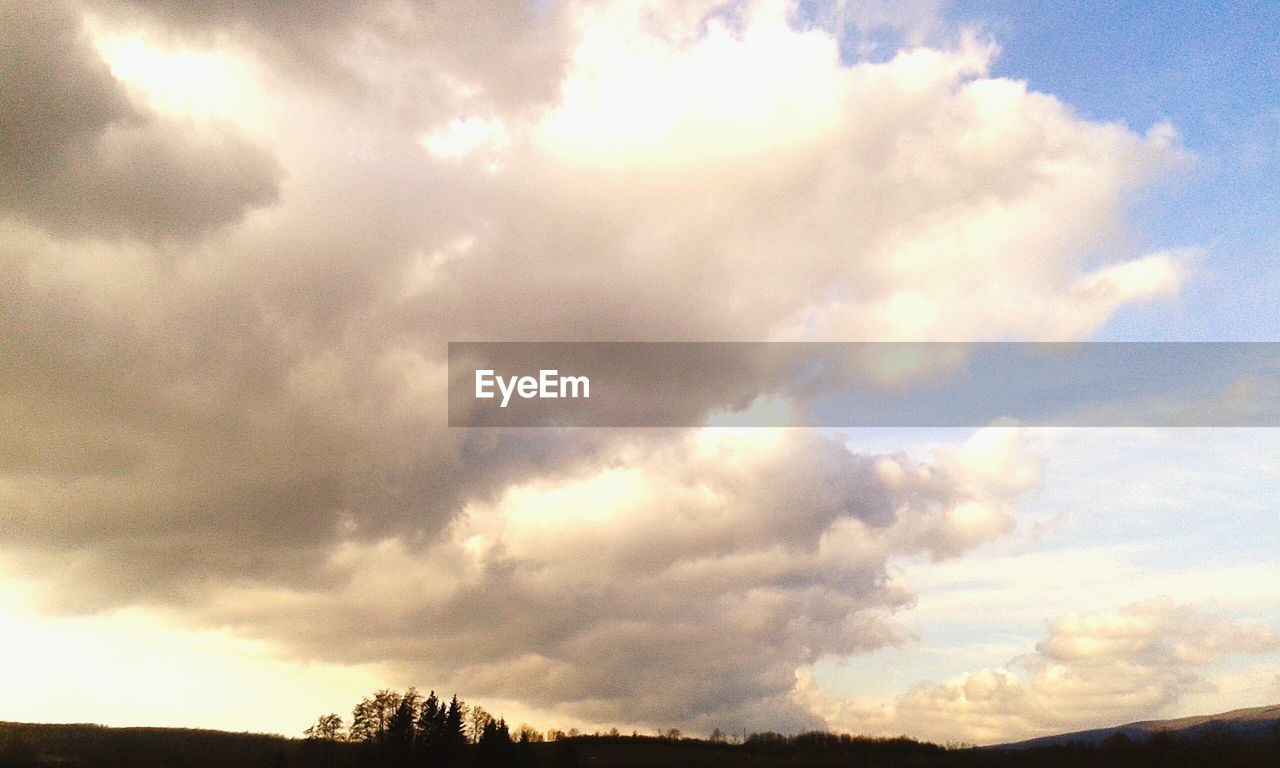 SCENIC VIEW OF LANDSCAPE AGAINST CLOUDY SKY