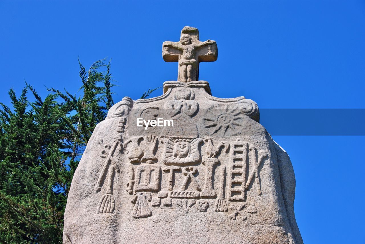 LOW ANGLE VIEW OF SCULPTURE AGAINST CLEAR SKY