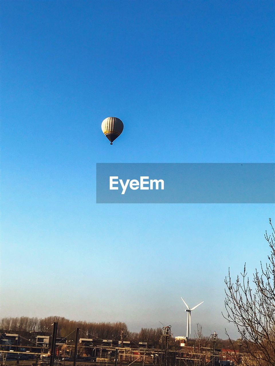 LOW ANGLE VIEW OF HOT AIR BALLOON