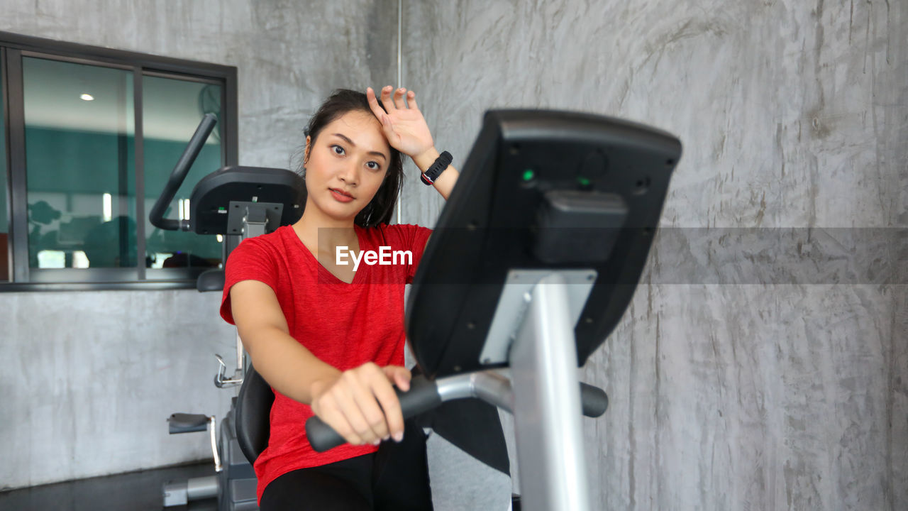 Portrait of woman exercising in gym